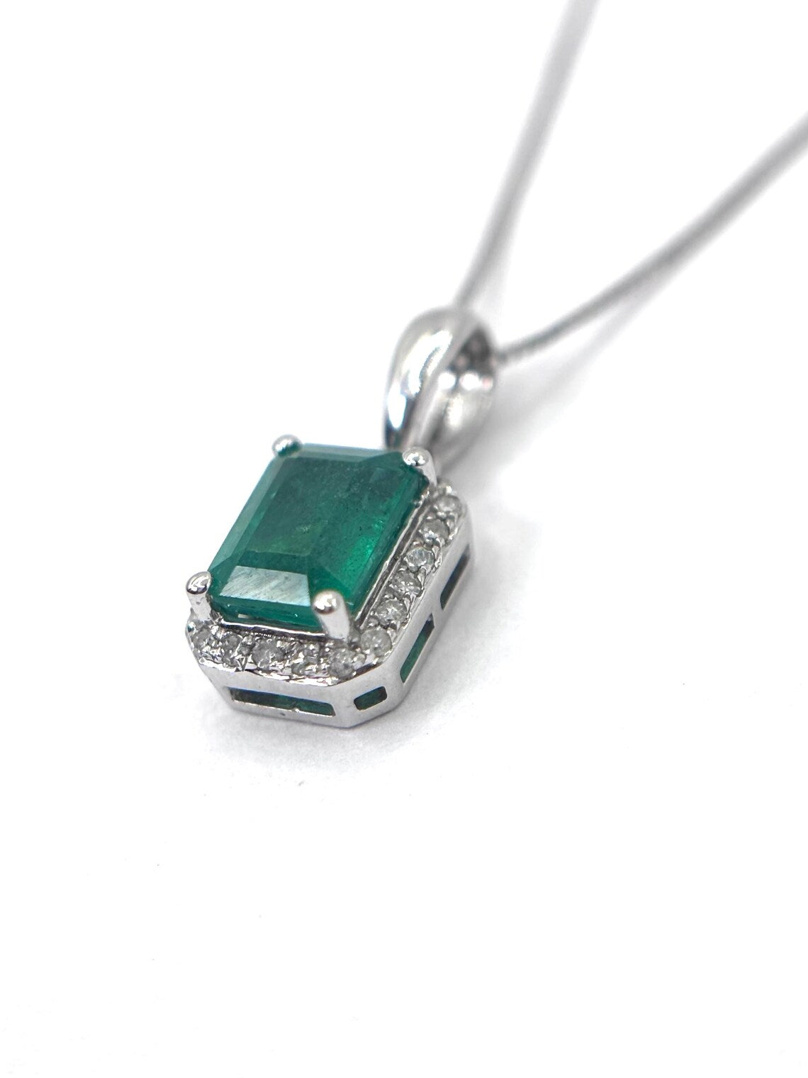 White Gold Emerald & Diamond Halo Pendant – Natural Emerald, 0.25 CT Diamonds