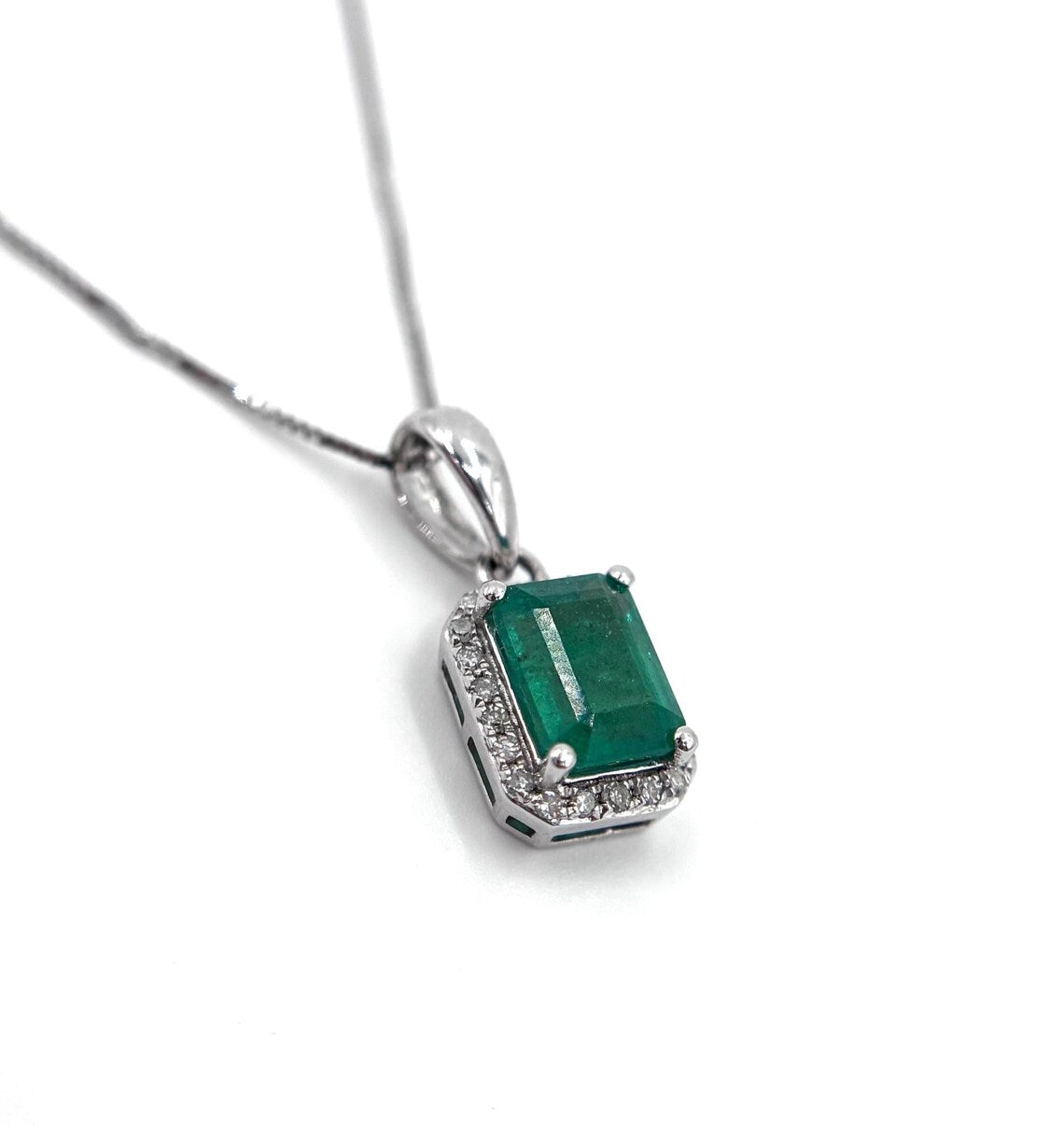 White Gold Emerald & Diamond Halo Pendant – Natural Emerald, 0.25 CT Diamonds